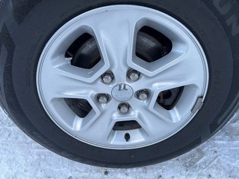 Certified 2016 Jeep Grand Cherokee Laredo w/ Quick Order Package 23E image 9