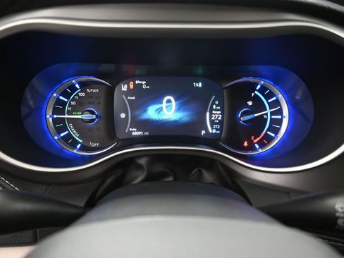 Used 2023 Chrysler Pacifica Touring-L image 2