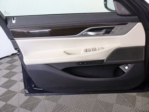 Used 2020 BMW 740i w/ Premium Package image 12