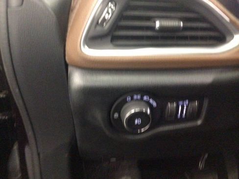 Used 2018 Chrysler Pacifica Limited w/ Tire & Wheel Group FWD image 14