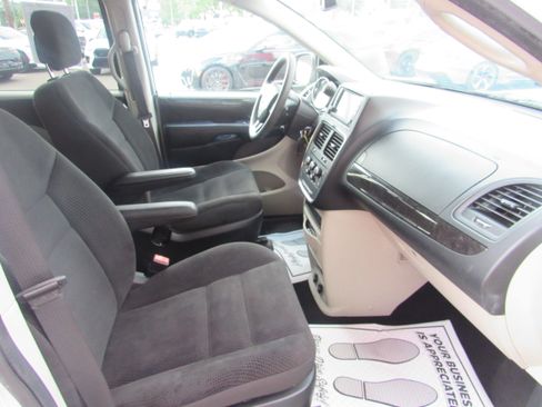 Used 2019 Dodge Grand Caravan SE FWD image 9