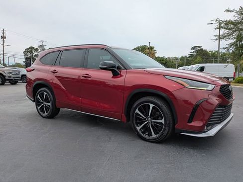 Used 2021 Toyota Highlander XSE FWD image 3