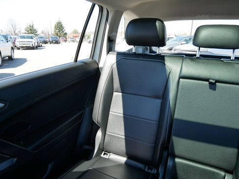 Used 2021 Volkswagen Tiguan SE w/ Panoramic Sunroof Package image 12