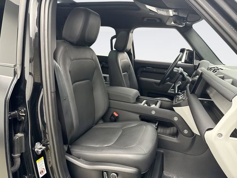 Used 2023 Land Rover Defender 130 SE image 18