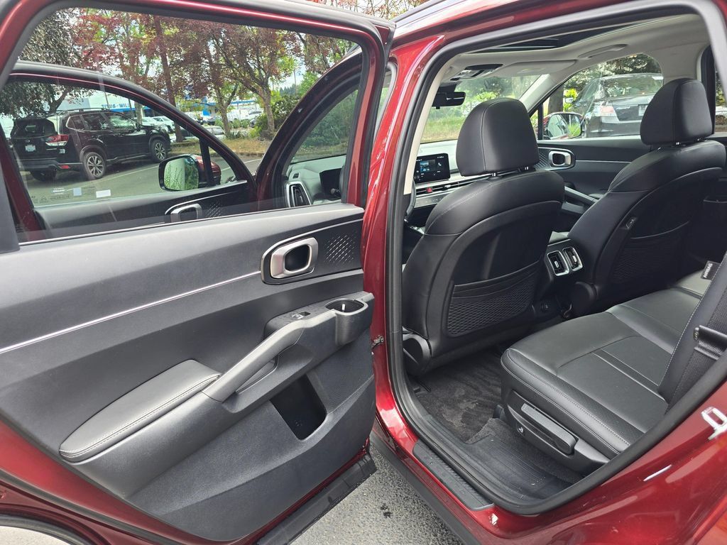 Certified 2025 Kia Sorento S w/ Panoramic Sunroof Package FWD image 9