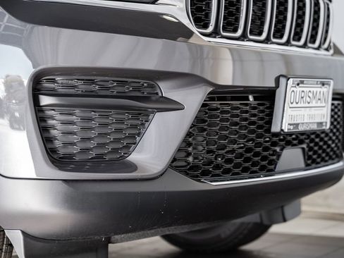 New 2025 Jeep Grand Cherokee Laredo X w/ Luxury Tech Group I image 12