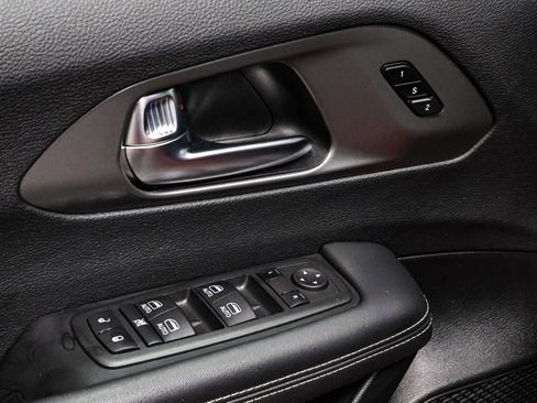 Used 2025 Chrysler Pacifica Select FWD image 19
