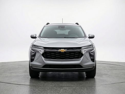 Used 2025 Chevrolet Trax LT image 2