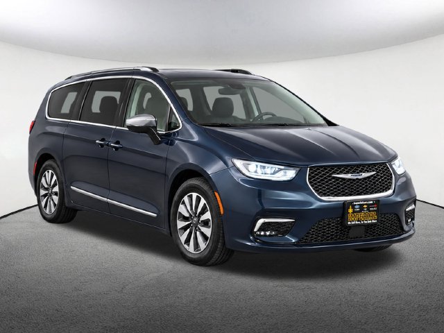 Used 2023 Chrysler Pacifica Limited FWD image 2