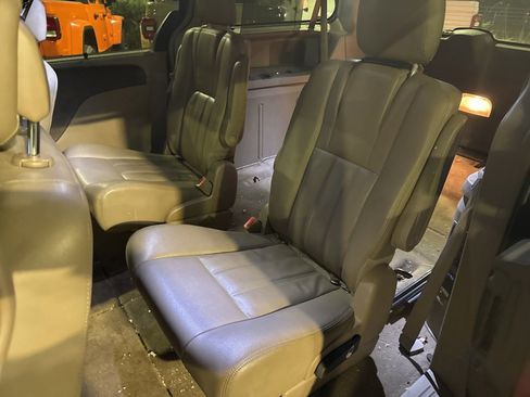 Used 2016 Chrysler Town & Country Touring image 17