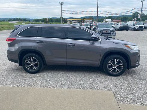 Used 2018 Toyota Highlander Plus AWD/4WD image 2