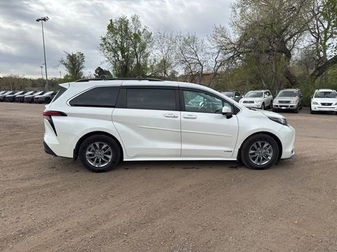 Used 2021 Toyota Sienna XLE w/ XLE Plus Package image 6
