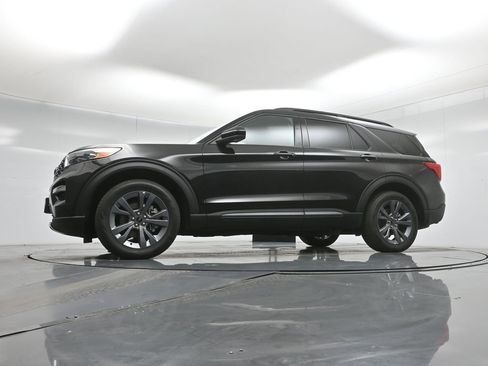 Certified 2022 Ford Explorer XLT w/ Equipment Group 202A image 8