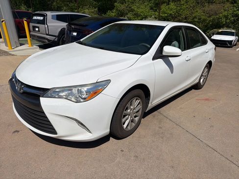 Used 2016 Toyota Camry LE image 1