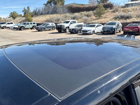 Used 2019 Land Rover Range Rover Evoque SE Premium image 22