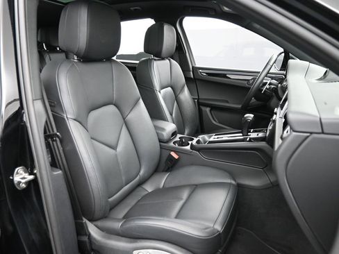 Certified 2023 Porsche Macan Turbo image 30