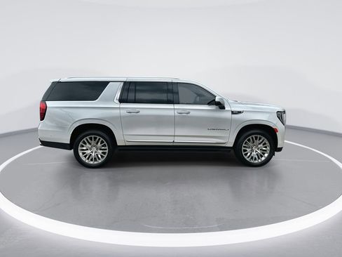 Used 2024 GMC Yukon XL Denali w/ Advanced Technology Package AWD/4WD image 9