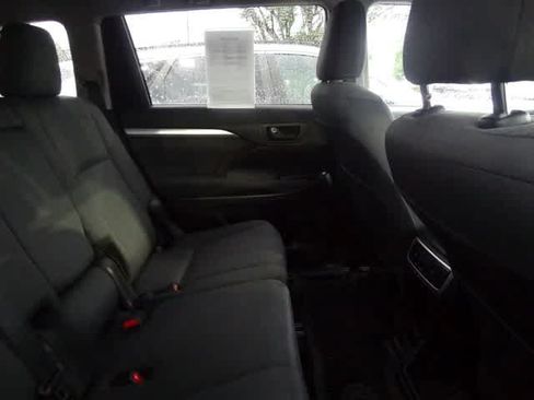 Used 2019 Toyota Highlander LE AWD/4WD image 9