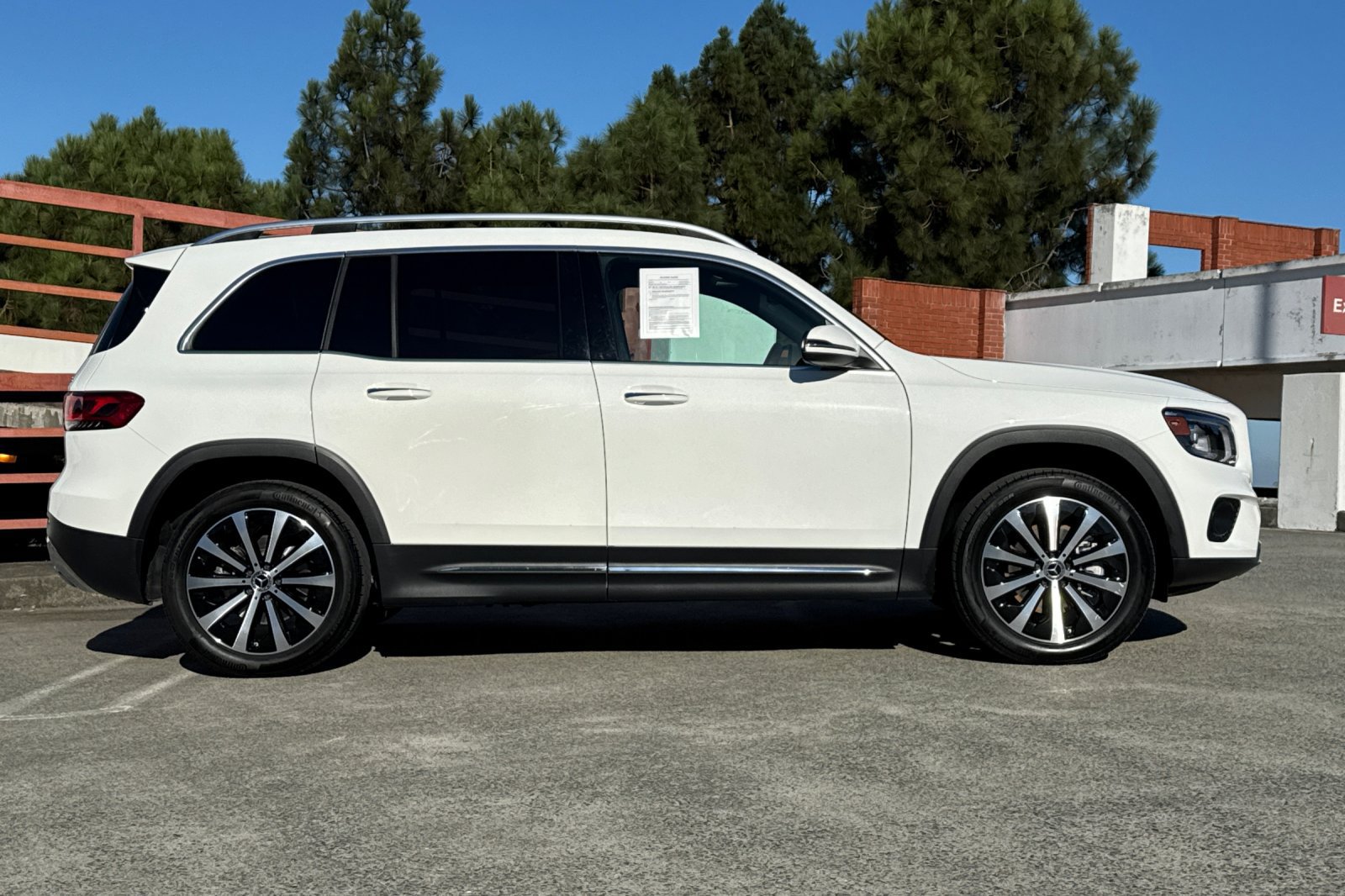 Used 2023 Mercedes-Benz GLB 250 4MATIC image 3