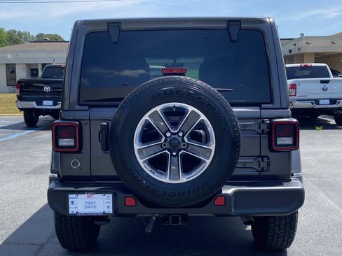 Used 2022 Jeep Wrangler Unlimited Sahara AWD/4WD image 4