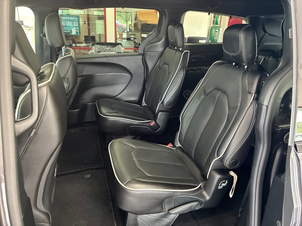 Used 2023 Chrysler Pacifica Limited w/ S Appearance Package FWD image 19