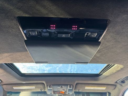 Used 2019 Cadillac Escalade Platinum image 32