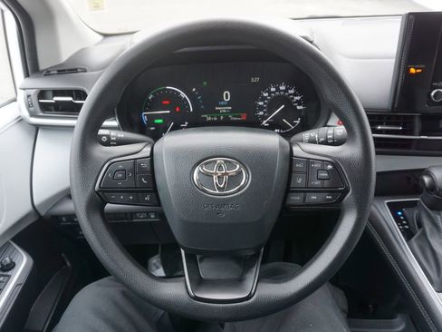 Used 2025 Toyota Sienna LE image 3