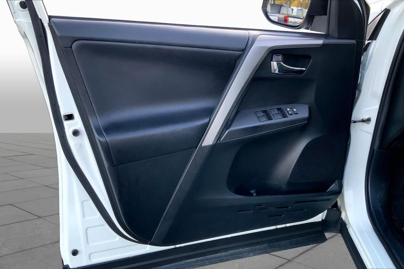 Used 2018 Toyota RAV4 XLE w/ Plus Extra Value Package AWD/4WD image 21