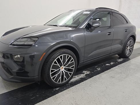 Used 2022 Porsche Macan AWD/4WD image 3
