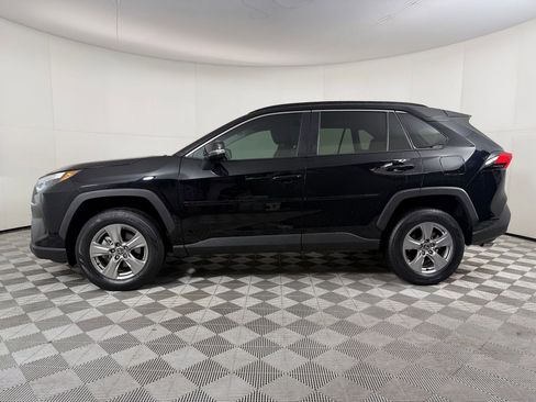 Used 2022 Toyota RAV4 XLE AWD/4WD image 2