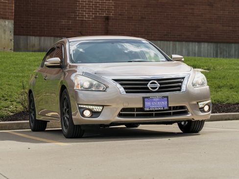 Used 2013 Nissan Altima 2.5 SL w/ Technology Pkg FWD image 1