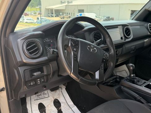 Used 2019 Toyota Tacoma TRD Off-Road AWD/4WD image 11