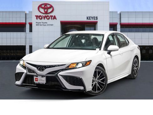 Certified 2022 Toyota Camry SE FWD image 1