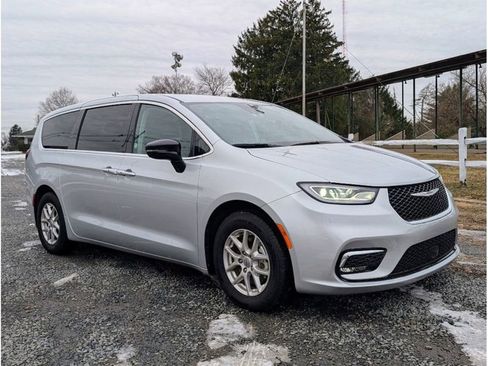 Used 2024 Chrysler Pacifica Touring-L image 3