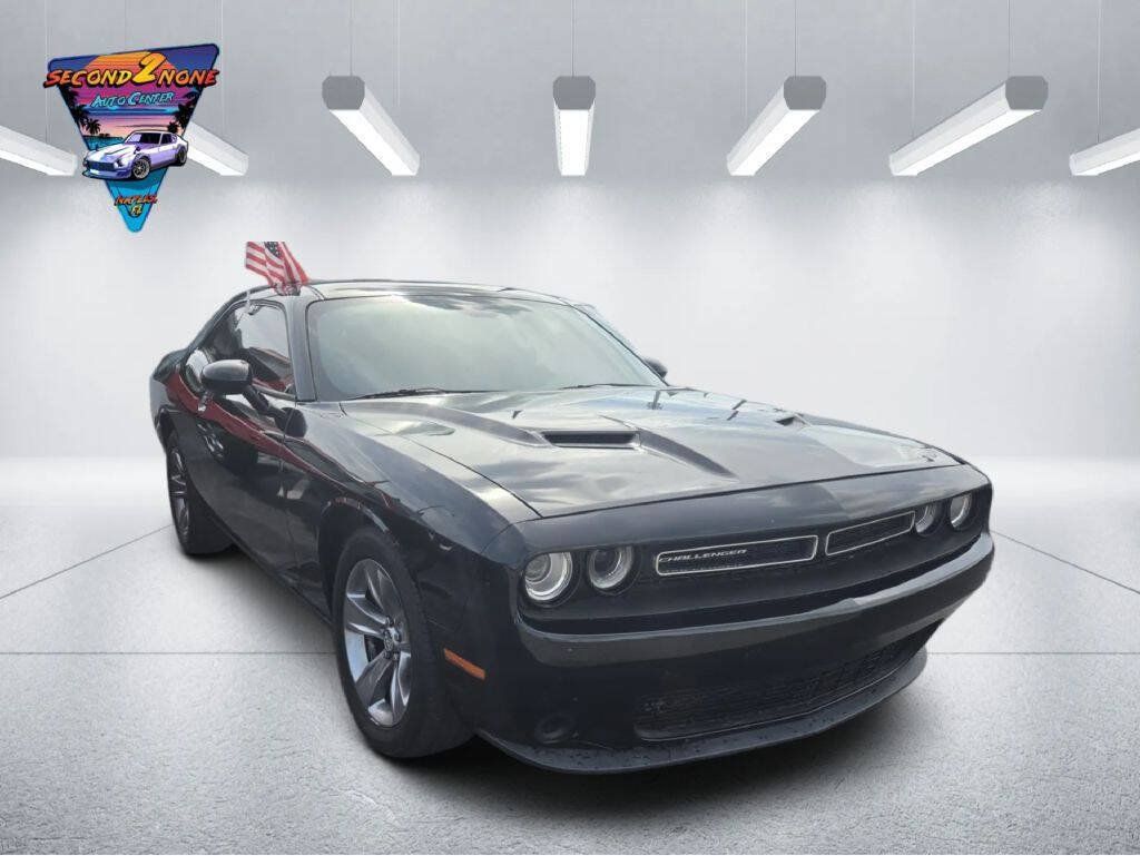Used 2016 Dodge Challenger SXT RWD image 3