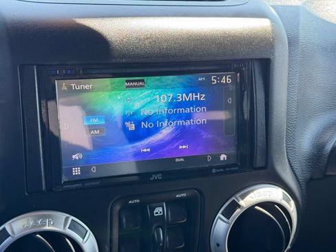 Used 2016 Jeep Wrangler Unlimited Sahara w/ Connectivity Group AWD/4WD image 15