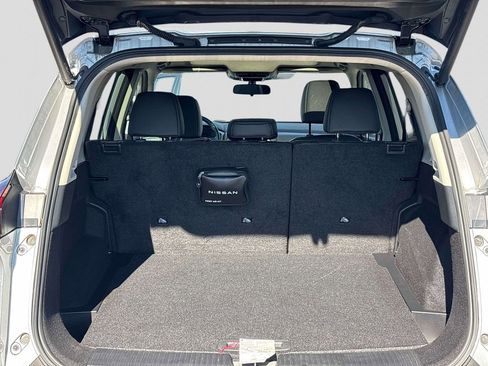 Used 2023 Nissan Rogue SV w/ SV Premium B Package image 12