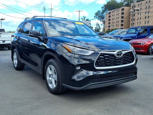 Used 2024 Toyota Highlander LE AWD/4WD image 3