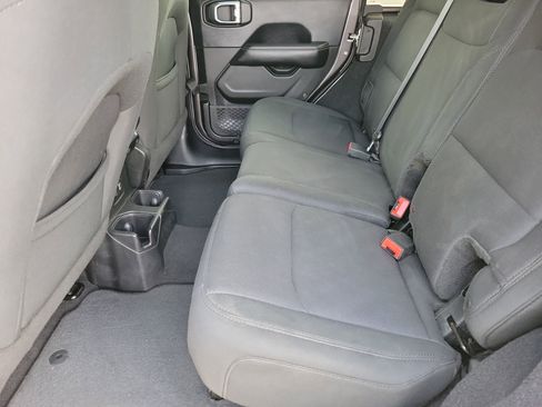 Used 2018 Jeep Wrangler Unlimited Sahara image 10