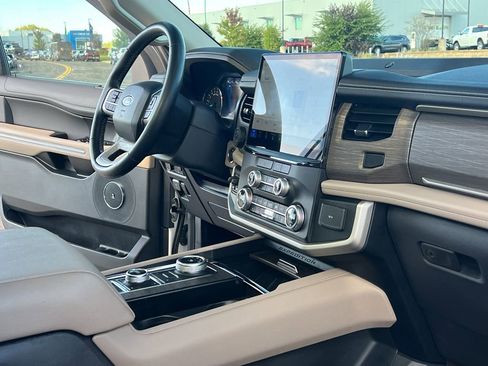 Used 2023 Ford Expedition Limited image 30