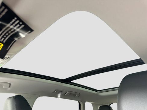 New 2025 Volkswagen Taos SE image 17