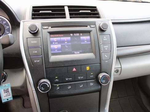 Used 2017 Toyota Camry LE image 6