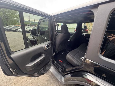 Used 2018 Jeep Wrangler Unlimited Sport S AWD/4WD image 16