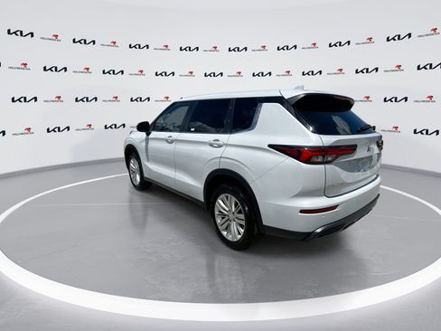 Used 2023 Mitsubishi Outlander ES FWD image 6