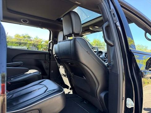 Used 2025 Chrysler Pacifica Limited FWD image 12
