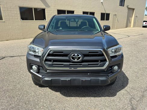 Used 2016 Toyota Tacoma TRD Sport AWD/4WD image 2