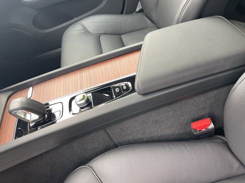 Used 2025 Volvo V60 B5 Cross Country Plus image 19