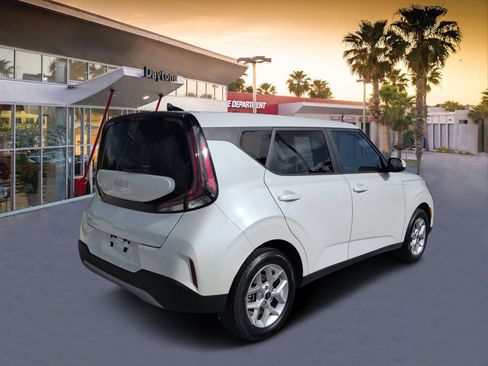 Used 2025 Kia Soul LX w/ LX Technology Package FWD image 3