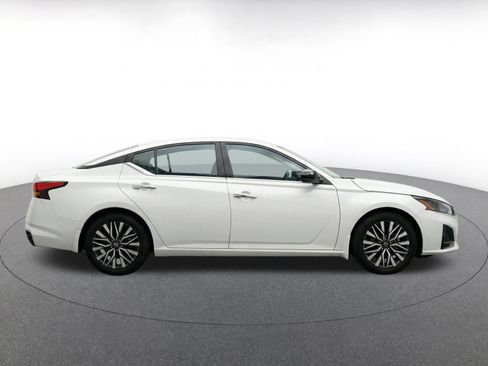 Used 2025 Nissan Altima 2.5 SV FWD image 10