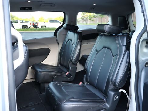 Used 2024 Chrysler Pacifica Touring-L FWD image 23